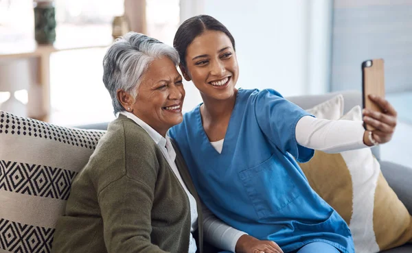 Enfermera Selfie Anciana Feliz Hogar Ancianos Con Sonrisa Felicidad Para — Foto de Stock