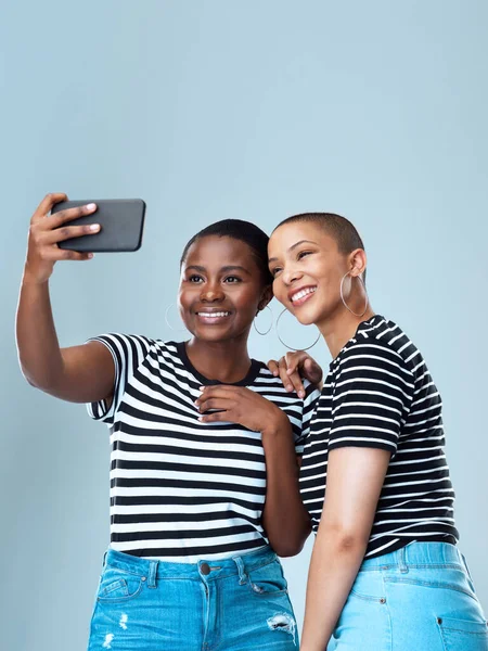 Vypadáme Skvěle Studio Záběr Dvou Krásných Mladých Žen Brát Selfie — Stock fotografie