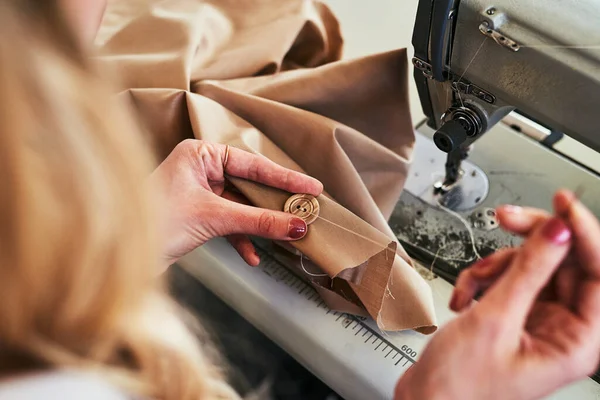 Máquina Costura Mãos Mulher Designer Moda Com Trabalho Botão Linha — Fotografia de Stock