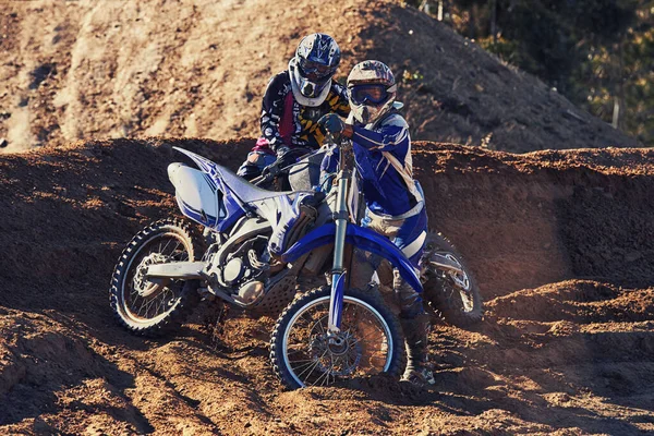 Time Rip Track Two Motocross Riders Chilling Track — Stock Photo, Image