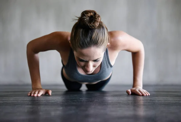 ジムでフィットネス 持久力のために床にトレーニング プッシュアップ 特定の考え方でコア 強さとグランドワークアウトのための健康センターでプラン 運動や女性アスリート — ストック写真