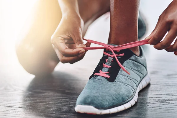 Sapatos Close Laços Amarração Pessoa Para Começar Exercício Treino Esporte — Fotografia de Stock
