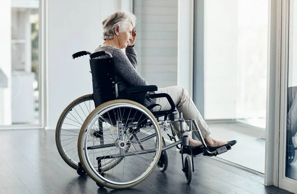 Wspomnienia Zanikają Wraz Wiekiem Starsza Kobieta Wygląda Troskliwie Siedząc Wózku — Zdjęcie stockowe