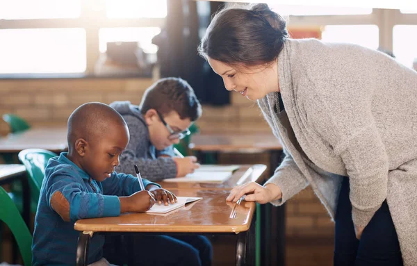 Harika Bir Çıkarıyorsun Devam Bir Ilkokul Öğretmeni Sınıfta Öğrencilerine Yardım — Stok fotoğraf
