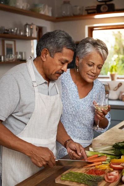 烹调和老夫妇在厨房里喝酒 健康的食物和结婚时间一起在家里吃晚饭 退休后与男性一起喝酒 与男性共进午餐 健康饮食 — 图库照片