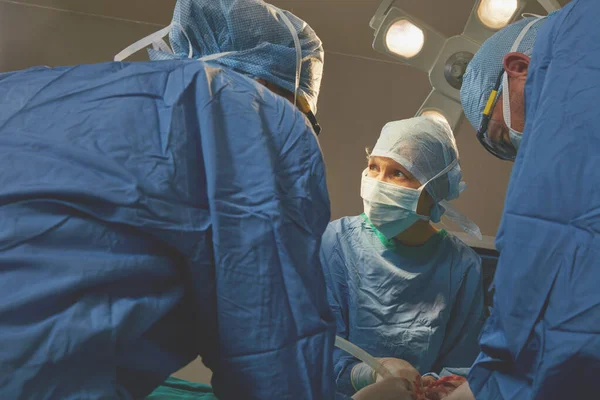 Sie Übernimmt Die Führung Diesem Operationssaal Ein Chirurgenteam Das Eine — Stockfoto