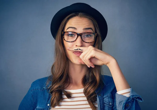 Mam Wąsy Ciebie Pytanie Komiczna Młoda Kobieta Pozująca Wąsami Narysowanymi — Zdjęcie stockowe