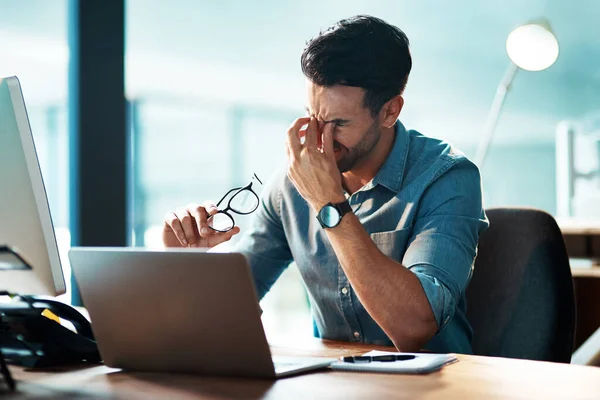 Esforço Ocular Dor Cabeça Homem Negócios Laptop Com Estresse Problema — Fotografia de Stock
