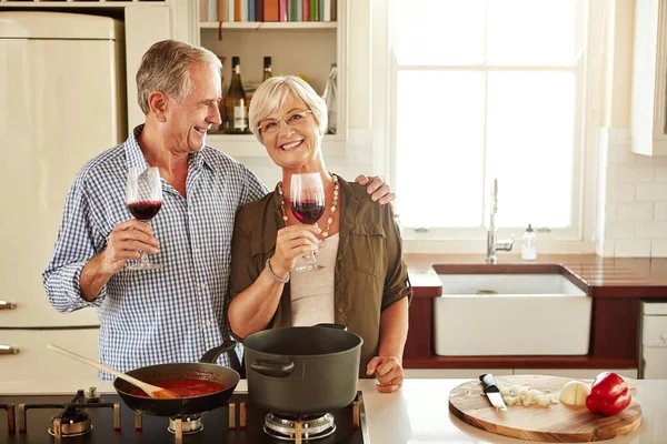 Smile Wine Portrait Old Couple Cooking Food Healthy Vegan Diet — Stock Photo, Image