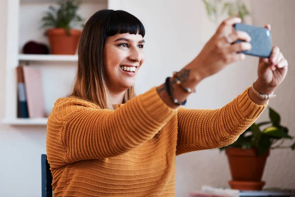 Sorridi Selfie Una Giovane Donna Attraente Prendendo Selfie Mentre Rilassa — Foto Stock