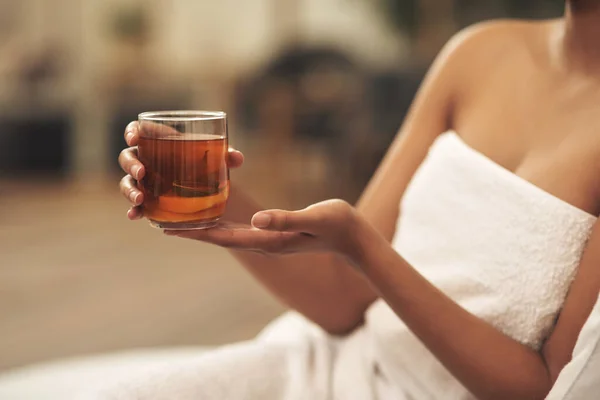 Wiem Dokładnie Czego Potrzebujesz Kobiety Pijącej Herbatę Podczas Relaksu Spa — Zdjęcie stockowe