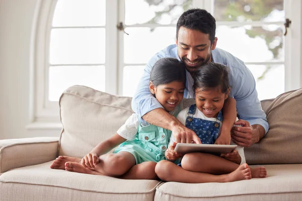 Jóképű Egyedülálló Apa Minőségi Időt Tölt Két Lányával Digitális Tabletet — Stock Fotó