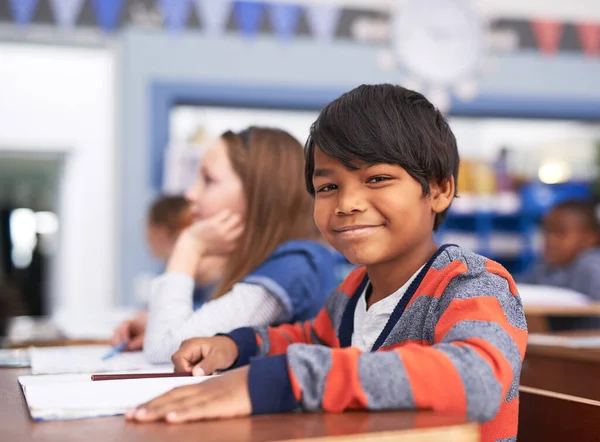 Sınıfta Olmaktan Mutluyum Sınıftaki Ilkokul Çocukları — Stok fotoğraf