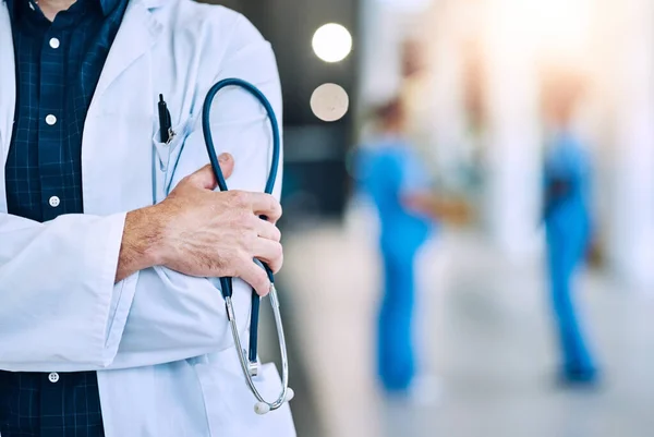 Tıbbi Çapraz Kollar Hastanede Steteskobu Olan Bir Doktora Yakın Çekim — Stok fotoğraf