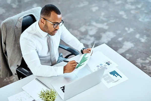 Financial Analyst Focus Black Businessman Planning Office Reading Report Employee — Stock Photo, Image