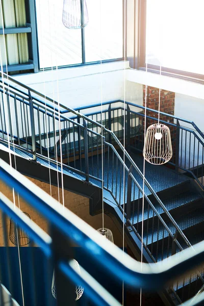 Aproximando Estilo Uma Escadaria Moderna Num Edifício — Fotografia de Stock