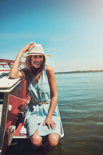 水がある限りどこでも旅行します 魅力的な若い女性の肖像画彼女のプライベートヨットで一日を過ごす — ストック写真