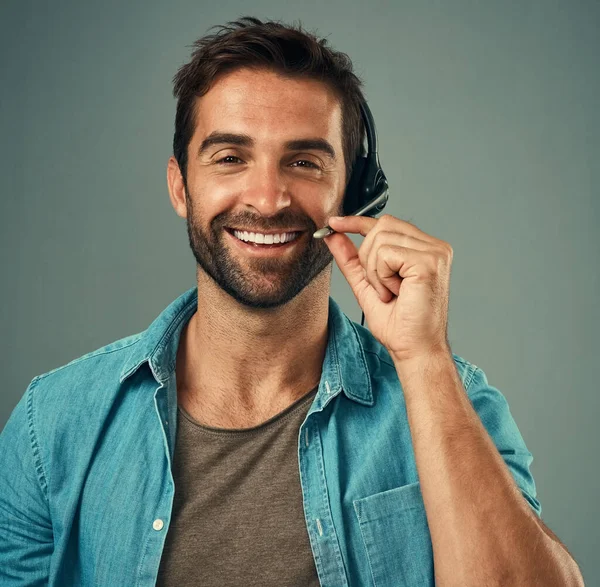 Hombre Feliz Auriculares Retrato Sonrisa Consultor Centro Llamadas Contra Fondo —  Fotos de Stock