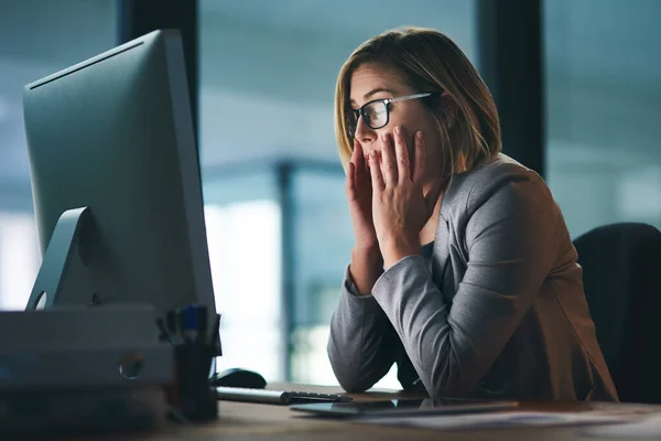 Estrés Dolor Cabeza Mujer Negocios Oficina Cansado Fatiga Mientras Trabaja — Foto de Stock