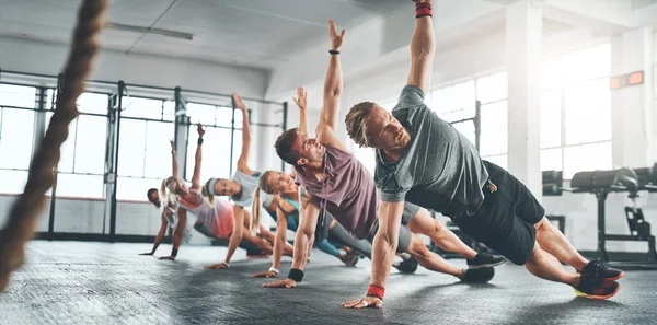 Fitness Třída Skupina Lidé Dělají Cvičení Tělocvičně Pro Zdraví Wellness — Stock fotografie