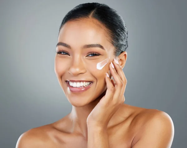 Skin Happy Glowing Beautiful Young Woman Applying Moisturiser Her Face — Stock Photo, Image