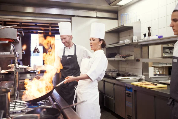 Chef Mujer Fuego Con Sartén Cocina Servicio Catering Preparar Comida — Foto de Stock