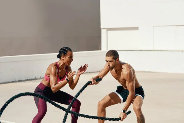 Γυναίκα Προσωπικός Γυμναστής Και Προπόνηση Σχοινιού Μάχης Για Προπόνηση Άσκηση — Φωτογραφία Αρχείου