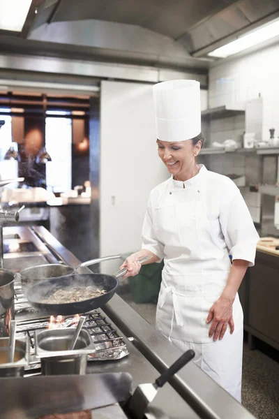 Chef Mujer Sartén Cocina Del Restaurante Servicio Catering Preparar Comida —  Fotos de Stock