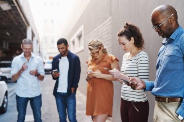 Sosyal medya, teknoloji ve insanlarla çevrimiçi ağ, internet ve bağlantı için telefon. Şehirdeki arkadaşlarla internet sitesi, cep telefonu ve uygulama için iletişim, iletişim ve arama.