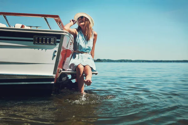 何が広いオープン海について愛していません 魅力的な若い女性がプライベートヨットで一日を過ごし — ストック写真