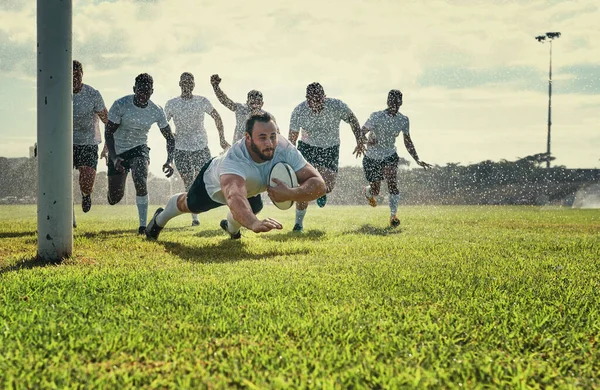 Sport Mannen Rugby Team Groen Veld Spelen Met Een Bal — Stockfoto