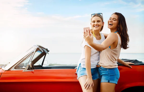 You Cant Wrong Summer Road Trip Two Friends Taking Selfie — Stock Photo, Image