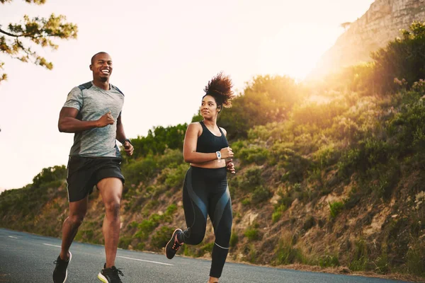 Spor Sağlık Yarış Maraton Yarışma Için Dağ Eğitiminde Koşan Çift — Stok fotoğraf
