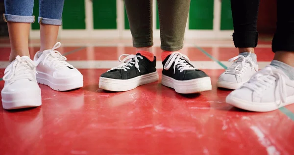 Дивний Низький Кут Зйомки Групи Невпізнаваних Студентського Взуття Ними Стоячи — стокове фото