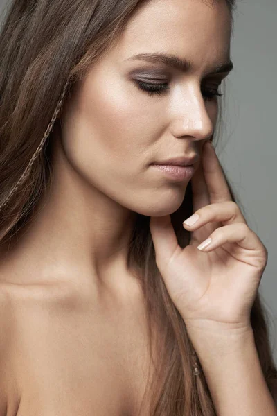 Włosy Piękno Poważna Twarz Kobiety Studio Wellness Zabiegów Twarz Samoopieki — Zdjęcie stockowe