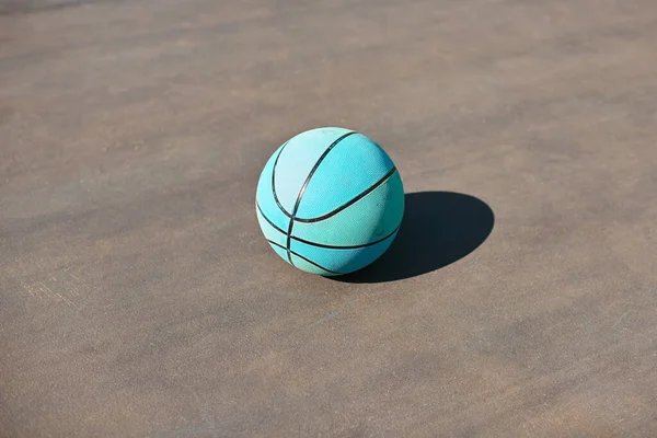 Játszol Hagyd Egészet Csendes Élet Egy Kosárlabdáról Egy Sportpályán — Stock Fotó