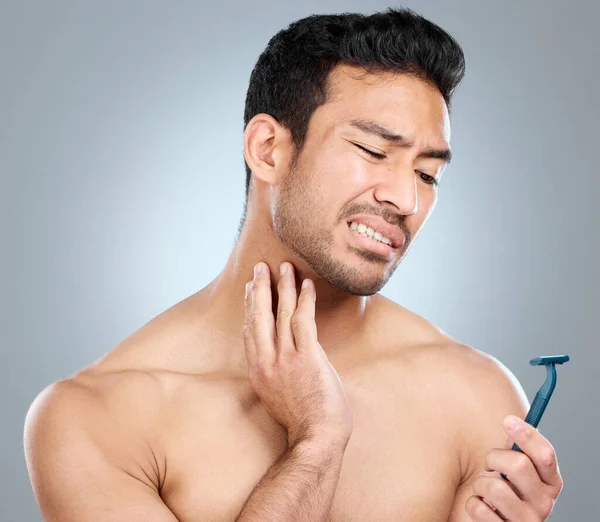 Irritates Skin Man Grimacing While Shaving Disposable Razor — Stock Photo, Image