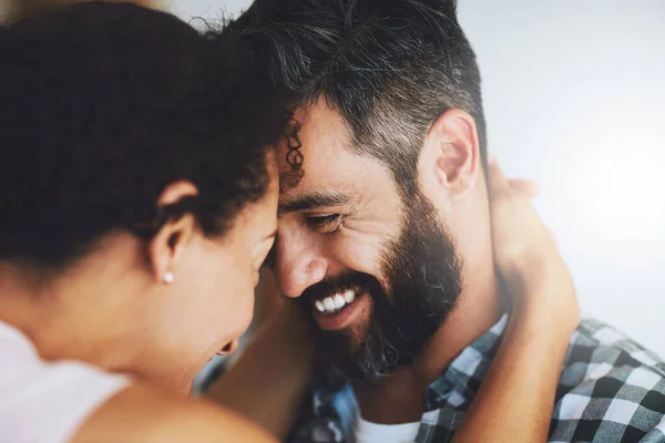 Glad Äktenskap Och Ansikte Par Hemma För Engagemang Kärleksfull Omfamning — Stockfoto