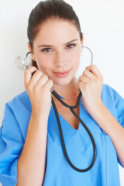 Retrato Estúdio Escuta Enfermeira Com Estetoscópio Para Carreira Enfermagem Saúde — Fotografia de Stock