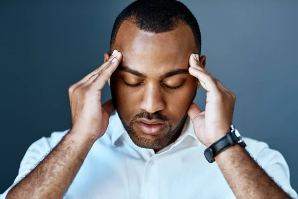 Biznesmen Ból Głowy Stres Świątynią Masażu Rąk Problemy Zdrowiem Psychicznym — Zdjęcie stockowe