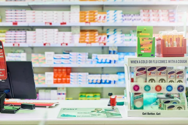 Получите Ваше Лечение Полки Различными Лекарственными Средствами Аптеке — стоковое фото