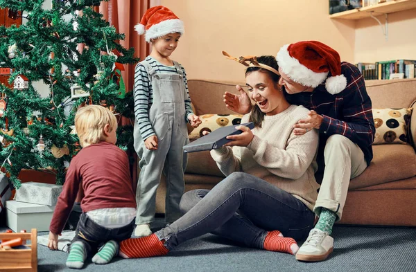 Családi Hagyományok Legnagyobb Kincseink Egy Fiatal Karácsonyi Ajándékot Kap Családjától — Stock Fotó