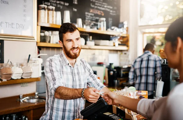 彼はすべての顧客を親切心で扱う カフェでお客さんを助けてくれるお店のアシスタント — ストック写真