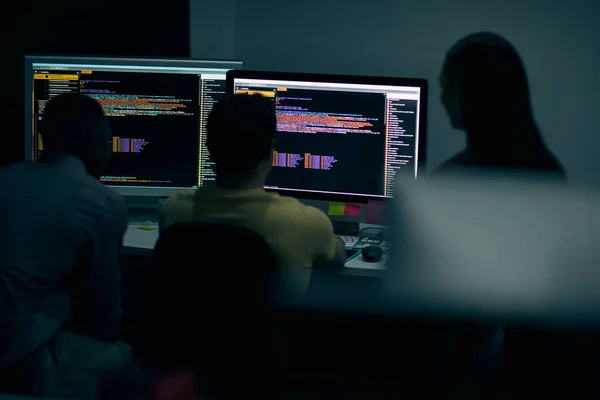 Programowanie Kod Komputer Ludźmi Biznesu Biurze Nocy Dla Bezpieczeństwa Cybernetycznego — Zdjęcie stockowe