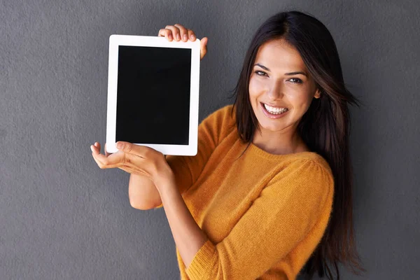信心是这样的 一个有魅力的年轻女子拿着一个空白屏幕的数码平板电脑的画像 — 图库照片