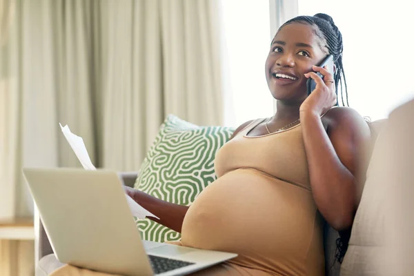 Bebek Gelmeden Işleri Bitiriyorum Genç Bir Anne Akıllı Telefonunu Kullanarak — Stok fotoğraf