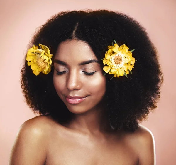 Vrouw Haarverzorging Gele Bloemen Studio Achtergrond Voor Natuurlijke Schoonheid Bloemen — Stockfoto