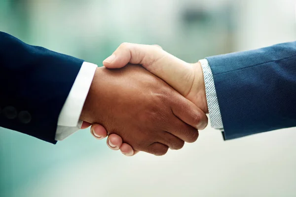 商务人员 公司交易的特写镜头和握手 合作伙伴关系和销售谈判的团队会议 员工握手支持 成功和B2B关系网以获得晋升机会 — 图库照片