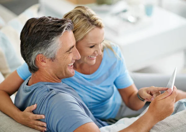 Making Plans Weekend Smiling Couple Sitting Home Using Digital Tablet — Stock Photo, Image