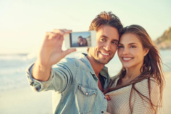 Catturare Momenti Vacanza Romantici Una Giovane Coppia Amorevole Che Selfie — Foto Stock